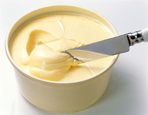 67784-82-1 Food Grade Emulsifier Poligliserol Ester Dari Asam Lemak PGE E475 Bubuk Kekuningan